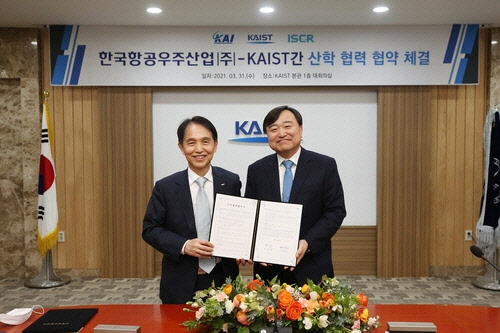 KAIST 이광형 총장(왼쪽), 한국항공우주산업(KAI) 안현호 사장이 3월 31일 KAIST에서 항공우주기술연구센터 설립을 위한 업무협약을 맺은 뒤 기념촬영을 하고 있다.  한국항공우주산업 제공·